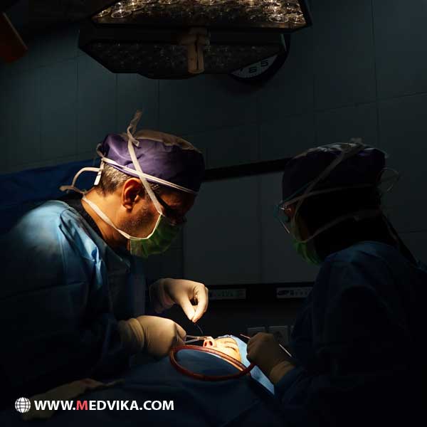 دکتر کاویانی فر جراح بینی در اتاق عمل
