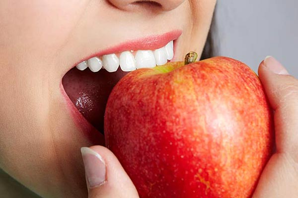 مراقبت بعد از کامپوزیت دندان - گاز زدن سیب با کامپوزیت