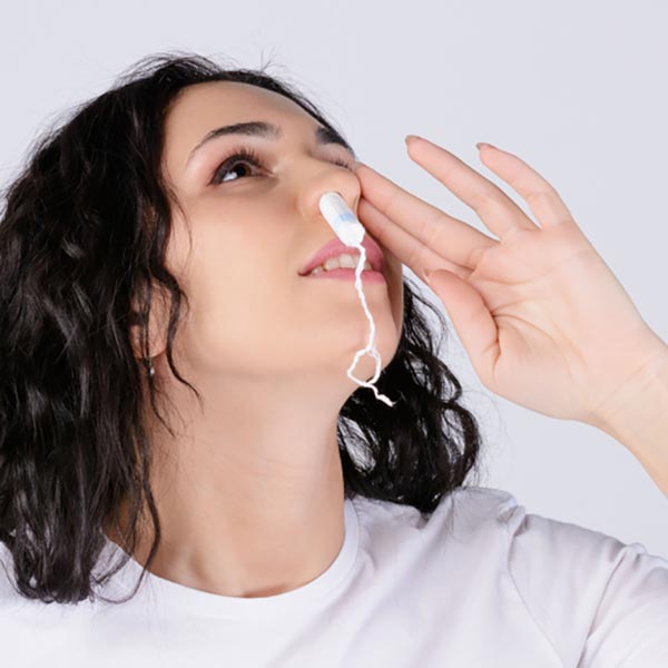 فیلم کشیدن تامپون بینی؛ تامپون بینی چند روز باید بماند؟